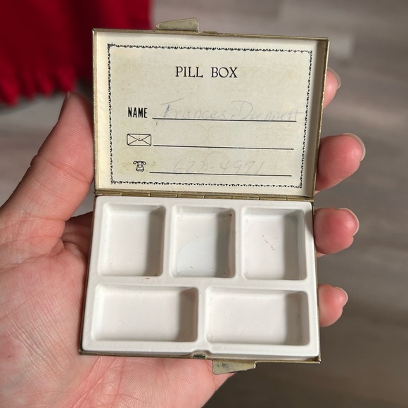 4/$100 Vintage Art Print Compact Case, pill travel
Jewelry organizer 😌 - Picture 6 of 6